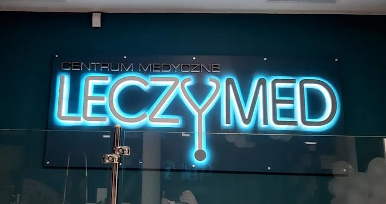 Logo nad recepcją